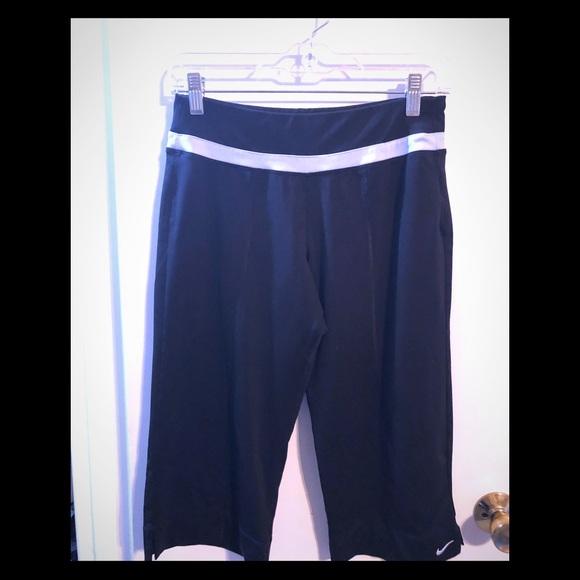 Nike Pants - 🍁3/$25🍁Nike Capri leggings